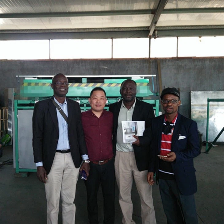 Automatic vacuum forming machine